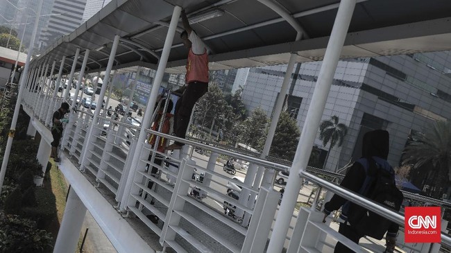 JPO di depan Kantor Samsat Jakarta Barat di Jalan Daan Mogot miring karena tersangkut truk pembawa kabel kemarin. JPO miring dan hampir roboh.