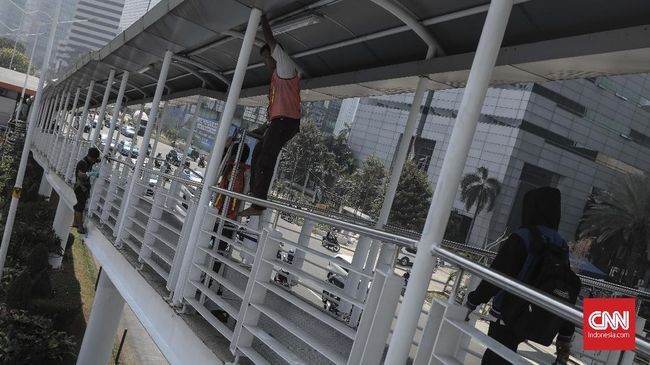 JPO Daan Mogot Miring, Pengguna TransJakarta Lompat Pagar