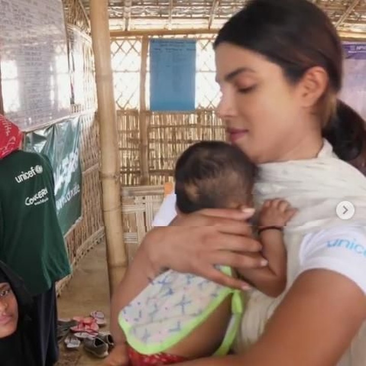 <p>Priyanka Chopra memang kerap bertemu dengan anak-anak dari berbagai negara. Seperti di foto ini, Priyanka sedang bersama anak di Bangladesh. (Foto: Instagram @priyankachopra)</p>
