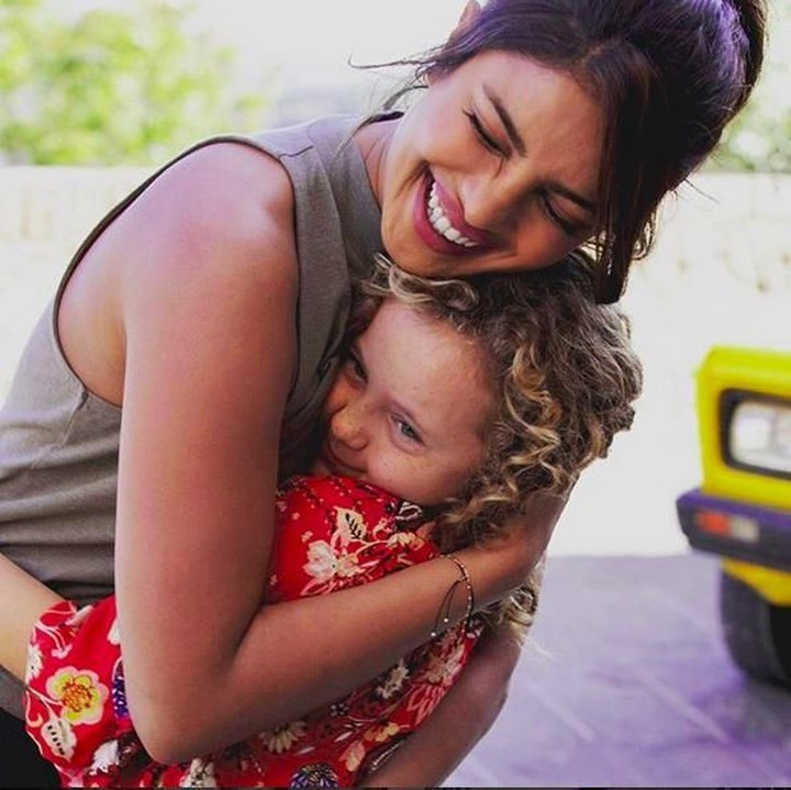<p>Priyanka tertawa lebar ketika memeluk seorang anak di Dublin. Keibuan banget deh. (Foto: Instagram @priyankachopra)</p>