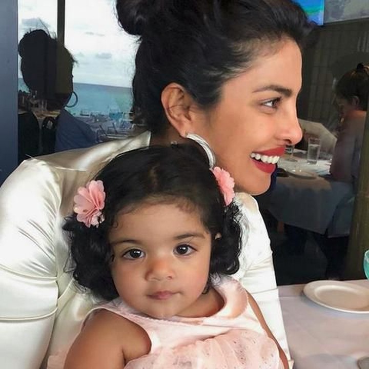 <p>Wah tenang banget anak ini di pangkuan Priyanka Chopra ya, Bun. (Foto: Instagram @priyankachopra) </p>