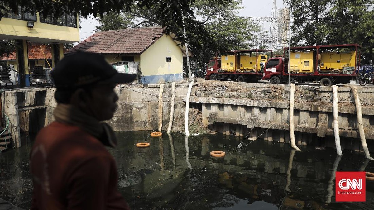 FOTO: Berkejaran Dengan Waktu Memulihkan Kali Item