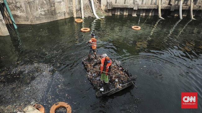 Dalam jangka pendek, Dinas Lingkungan Hidup DKI Jakarta berharap pencemaran berat air sungai menurun hingga 30 persen.