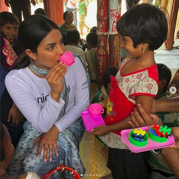 <p>Priyanka Chopra bermain minum-minuman dengan seorang anak di pengungsian. (Foto: Instagram @priyankachopra)</p>