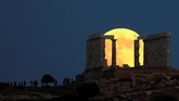 Di seluruh dunia, banyak yang melakukan 'nobar' gerhana bulan bersama, seperti di Cape Sounion, dekat Athena, Yuhani. (Reuters/Alkis Konstantinidis)