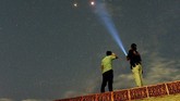 FOTO: Terpukau Pesona Gerhana Bulan Total Gerhana bulan total 'Micro Blood Moon' pada Sabtu dini hari berlangsung 1 jam 43 menit, merupakan yang terlama pada abad ini.
