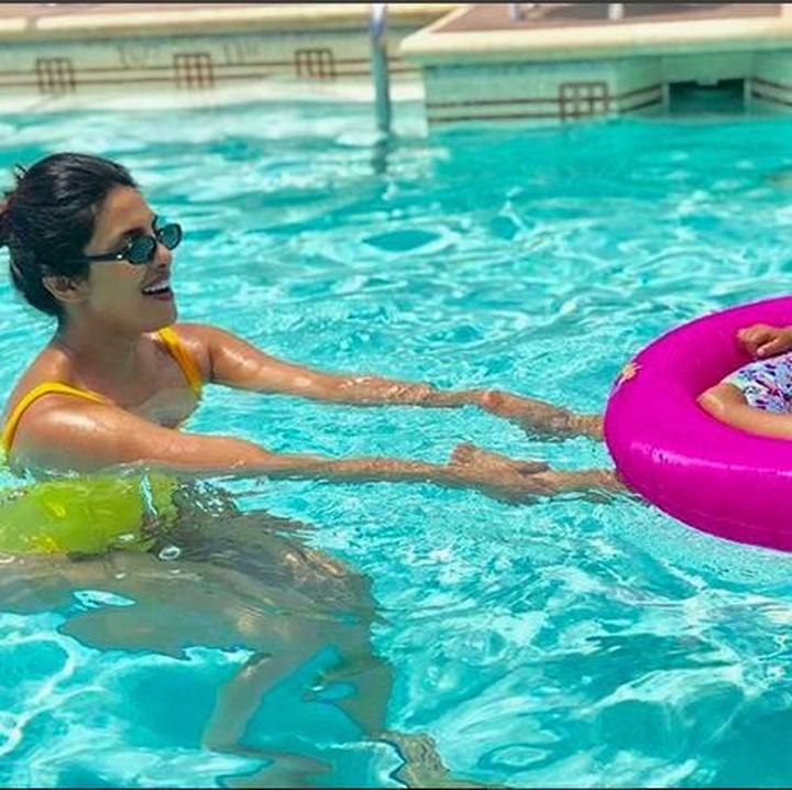 <p>Priyanka Chopra sedang ngajarin seorang anak berenang nih. (Foto: Instagram @priyankachopra)</p>