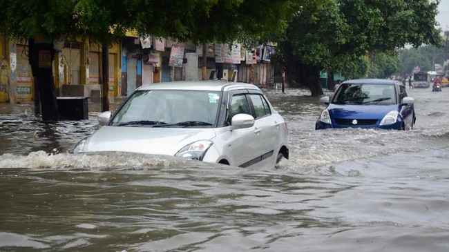 Setidaknya 49 orang dilaporkan tewas dalam hujan monsun yang melanda Uttar Pradesh, wilayah utara India sejak Kamis lalu.