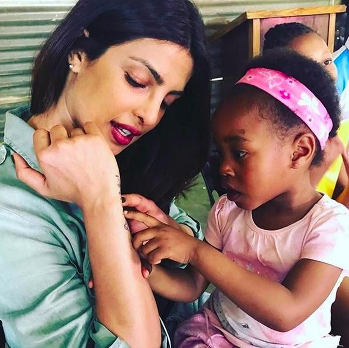 <p>Seorang anak penasaran banget dengan tato Priyanka. (Foto: Instagram @priyankachopra)</p>