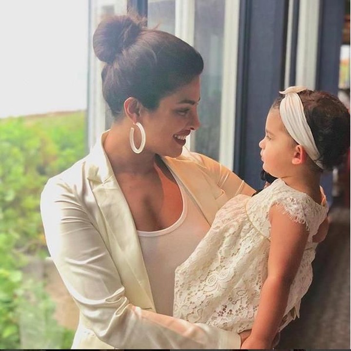 <p>Mungkin dalam hati anak itu berkata, "Tante cantik keibuan banget sih". He-he. (Foto: Instagram @priyankachopra)</p>