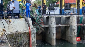 VIDEO: Pompa Disiapkan untuk Aliri Air ke Kali Item