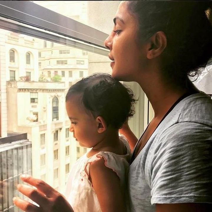 <p>Sedang menunjukkan apa sih Priyanka Chopra pada seorang anak? (Foto: Instagram @priyankachopra)</p>
