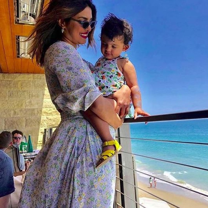 <p>Priyanka Chopra menyebut anak yang digendongnya sebagai kembaran. Kira-kira mirip nggak, Bun? (Foto: Instagram @priyankachopra)</p>