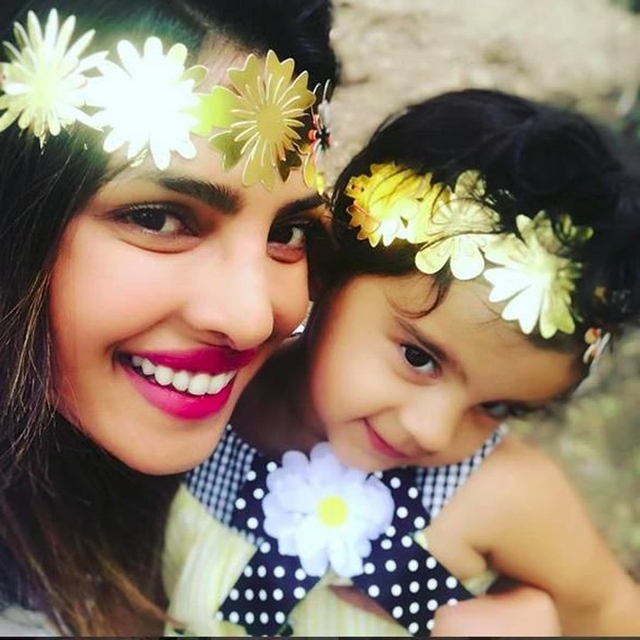 <p>Wefie dengan seorang anak, manisnya senyum keduanya. (Foto: Instagram @priyankachopra)</p>