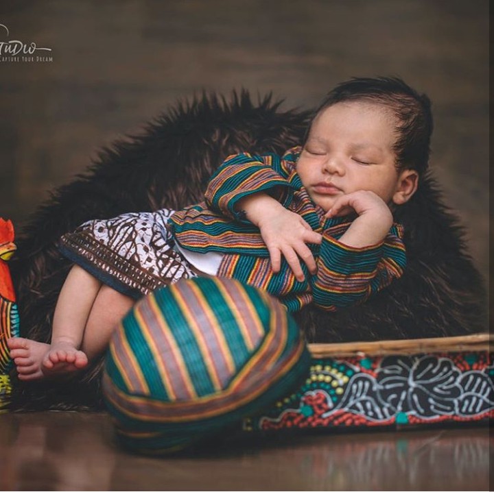 Abimanyu lahir melalui persalinan normal dengan berat badan 3,549 kg dan tinggi badan 51 cm. Wah, tinggi besar ya. (Foto: Instagram @abimanyu_manggala/ @aiueobaby.studio/ @habibie.ahmad.akbar)