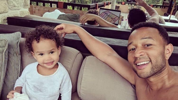 Saat di Bali, John Legend memperkenalkan satwa eksotis pada anaknya, Luna. Wah, seperti apa ya keseruannya?
