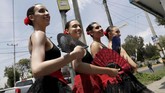 FOTO: Rok Tutu dan <i>Pointe Shoe</i> di Tengah Jalanan Sebu Balerina membuat pengguna jalan dan kendaraan di tengah lampu lalu lintas di Mexico lebih cerah dengan tarian Swan Lake, The Nutcracker sampai Michael Jackson.