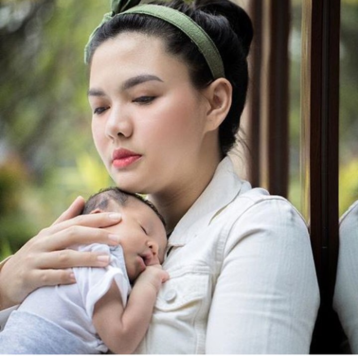 Abimanyu tenang dalam pelukan sang bunda... (Foto: Instagram @abimanyu_manggala)