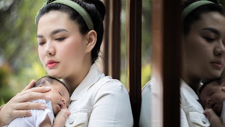 Penasaran enggak nih, Bun, dengan muka Vicky Shu saat masih kecil? Katanya mirip banget sama anak lelakinya.