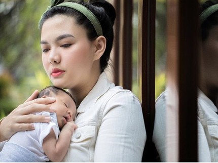 Pengalaman Vicky Shu Ajak Anak 1,5 Bulan Naik Pesawat