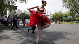 FOTO: Rok Tutu dan <i>Pointe Shoe</i> di Tengah Jalanan Sebu