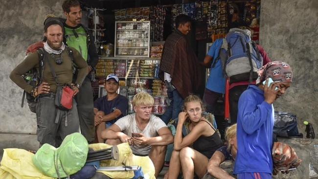 Berdasar hasil survei tim Balai Taman Nasional Gunung Rinjani, rehabilitasi jalur pendakian pascagempa Lombok diperkirakan baru bisa rampung 2020.