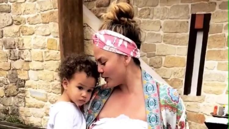 Buat bule, alat musik tradisional Indonesia adalah hal yang menarik. Saat liburan ke Bali, Chrissy Teigen pun mengenalkannya pada si kecil.