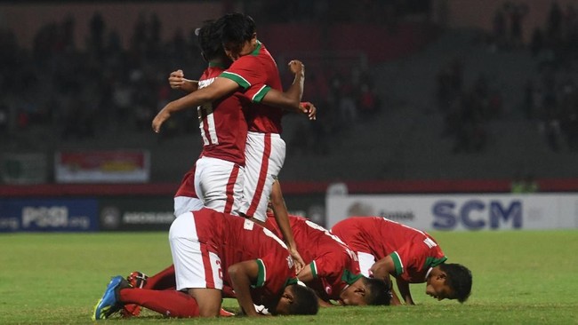Timnas Indonesia U-16 berhak atas posisi pemuncak klasemen setelah meraih kemenangan 8-0 atas Filipina di laga perdana Piala AFF U-16 2018.
