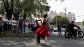 FOTO: Rok Tutu dan <i>Pointe Shoe</i> di Tengah Jalanan Sebu Balerina membuat pengguna jalan dan kendaraan di tengah lampu lalu lintas di Mexico lebih cerah dengan tarian Swan Lake, The Nutcracker sampai Michael Jackson.