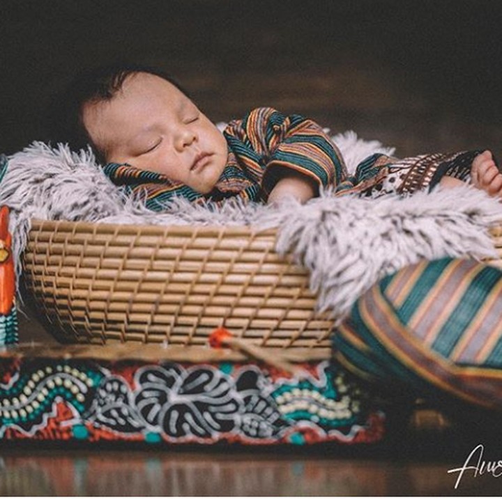 Pakai baju khas Jawa begini, Bima terlihat seperti sudah besar banget ya. (Foto: Instagram @abimanyu_manggala/ @aiueobaby.studio/ @habibie.ahmad.akbar)