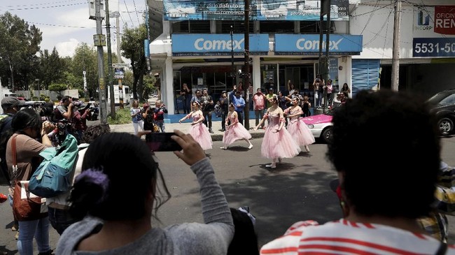 FOTO: Rok Tutu dan Pointe Shoe di Tengah Jalanan Sebu