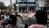 FOTO: Rok Tutu dan <i>Pointe Shoe</i> di Tengah Jalanan Sebu Balerina membuat pengguna jalan dan kendaraan di tengah lampu lalu lintas di Mexico lebih cerah dengan tarian Swan Lake, The Nutcracker sampai Michael Jackson.