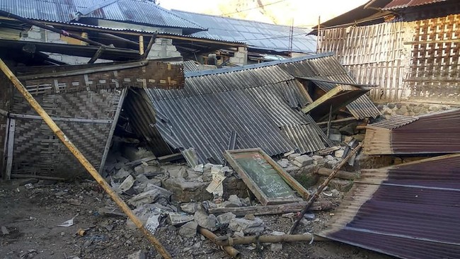 Ratusan pendaki sampai saat ini masih terjebak di Gunung Rinjani. Mereka tidak bisa keluar karena jalur pendakian tertutup longsor yang terjadi akibat gempa.