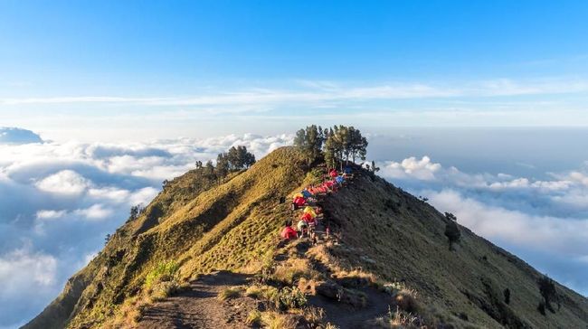 Sama seperti di dalam rumah, dampak gempa bumi juga patut diwaspadai saat mendaki gunung yang notabene di luar ruang.
