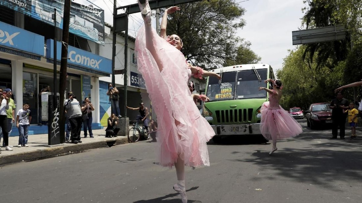 FOTO: Rok Tutu dan Pointe Shoe di Tengah Jalanan Sebu
