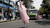 FOTO: Rok Tutu dan <i>Pointe Shoe</i> di Tengah Jalanan Sebu Balerina membuat pengguna jalan dan kendaraan di tengah lampu lalu lintas di Mexico lebih cerah dengan tarian Swan Lake, The Nutcracker sampai Michael Jackson.