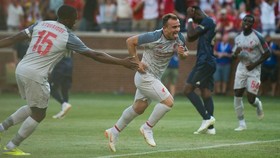 FOTO: Shaqiri Cetak Gol Salto, Liverpool Lumat Man United