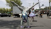 FOTO: Rok Tutu dan <i>Pointe Shoe</i> di Tengah Jalanan Sebu Balerina membuat pengguna jalan dan kendaraan di tengah lampu lalu lintas di Mexico lebih cerah dengan tarian Swan Lake, The Nutcracker sampai Michael Jackson.