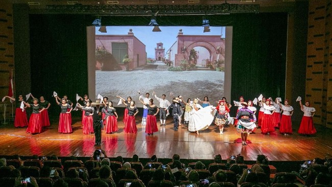 Tarian dan lantunan musik khas Peru mewarnai peringatan kemerdekaan ke-197 di Gedung Usmar Ismail, Jakarta, pekan lalu.