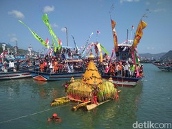 Ritual Larung Sesaji di Pantai Prigi, Tradisi Sakral Nelayan Trenggalek