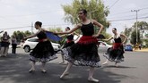 FOTO: Rok Tutu dan <i>Pointe Shoe</i> di Tengah Jalanan Sebu Balerina membuat pengguna jalan dan kendaraan di tengah lampu lalu lintas di Mexico lebih cerah dengan tarian Swan Lake, The Nutcracker sampai Michael Jackson.