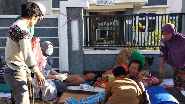 Sejumlah rumah di Sembalun, Lombok, rata dengan tanah akibat gempa yang mengguncang NTB. Warga kini mengungsi ke tempat penampungan sementara.