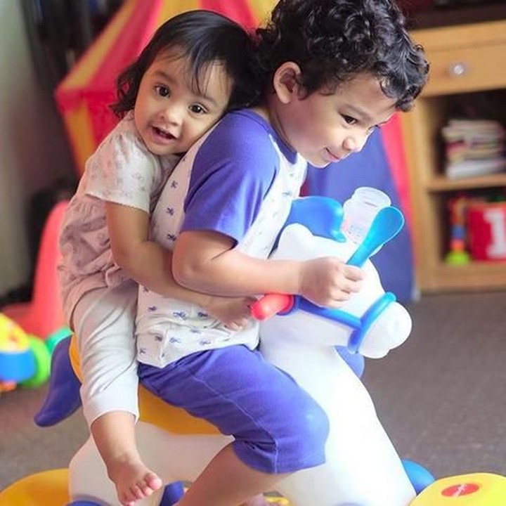 <p>Pegangan yang erat ya, biar nggak jatuh. (Foto: Instagram @shireensungkar).</p>