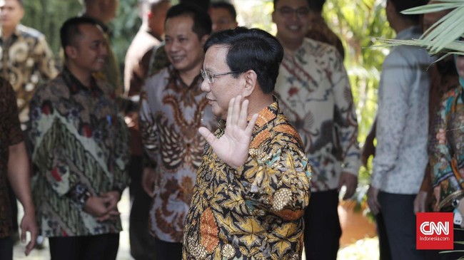 Ketua Umum Presidium Alumni 212 Slamet Maarif terpantau hadir dalam pertemuan antara Prabowo dan petinggi PAN-PKS di Jalan Prapanca, Jakarta, malam ini.
