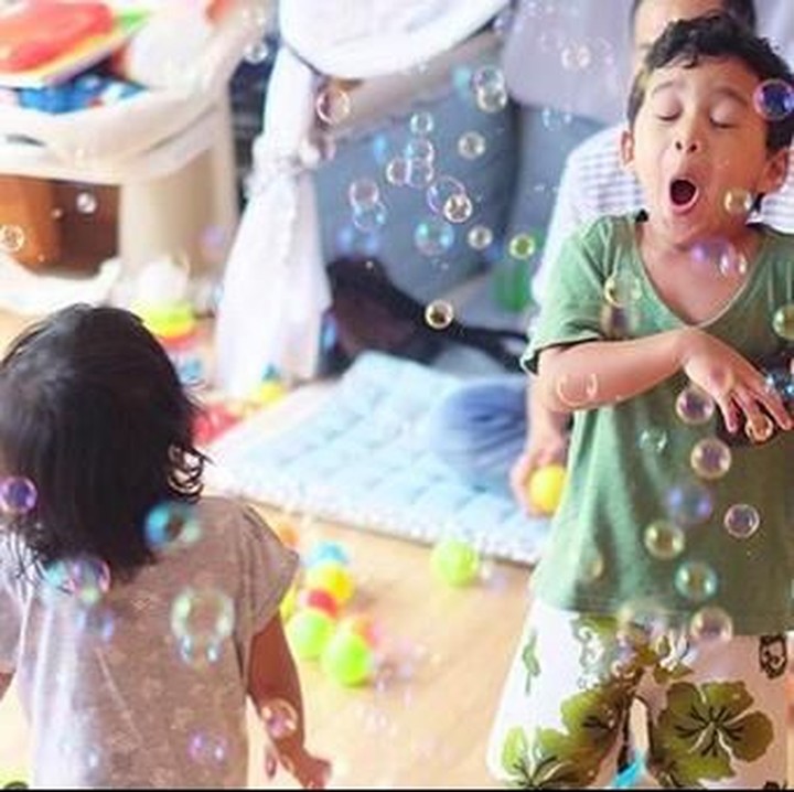 <p>Adam dan Hawwa kompak banget main bubble. (Foto: Instagram @shireensungkar).</p>