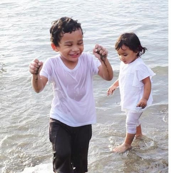<p>Basah-basahan main di pantai, seru maksimal. (Foto: Instagram @shireensungkar).</p>
