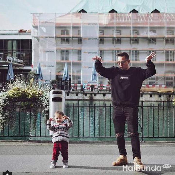 <p>Ringgo Agus Rahman dan anaknya, Bjorka, bermain di luar ruangan dengan bernyanyi dan menari. Lihat deh, mereka meniru joget lagu Baby Shark. Kocak! (Foto: Instagram @ringgoagus)</p>