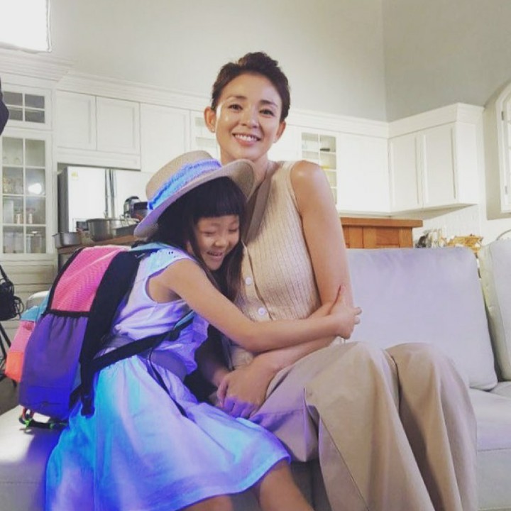 <p>Sarang dan bundanya sama-sama cantik. Setuju, Bun? (Foto: Instagram/choosarang_official)</p>