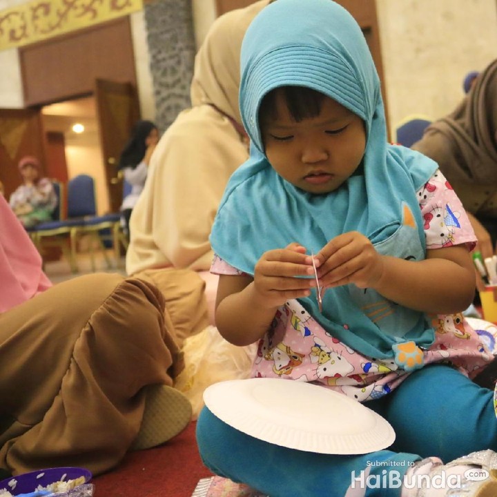 <p>Kalau yang ini asyik menghias piring.</p>