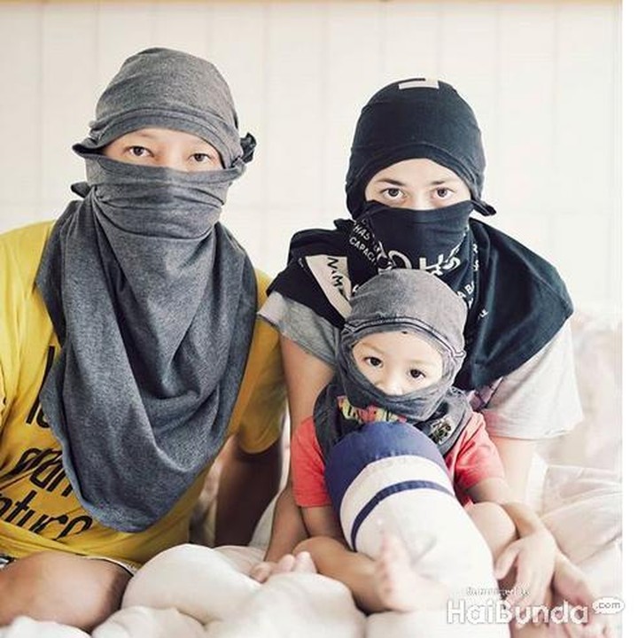 <p>Belum lama ini, Ringgo bermain ninja ala-ala dengan memanfaatkan kaus. Sedangkan pedangnya memakai guling. Super kocak! (Foto: Instagram @ringgoagus)</p>